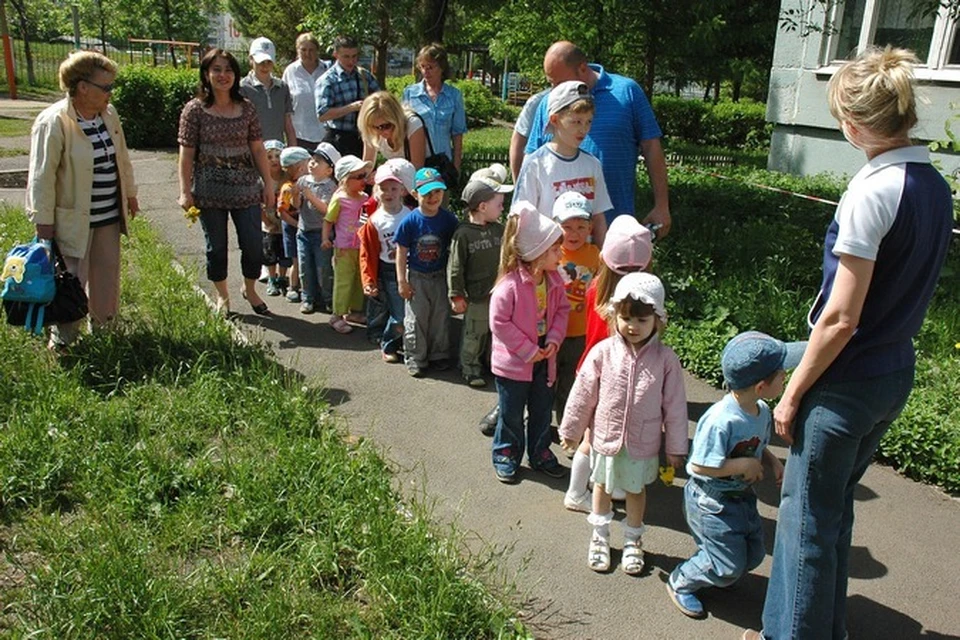 Очередь в сад красноярск советский район. Очередь в детский сад. Очереди в детские сады. Очередь в детский садик. Очередь в сад дети.