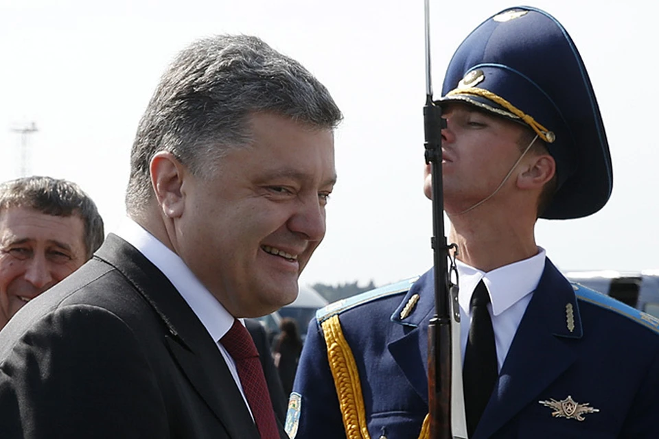 Не успел Петр Порошенко, глава нынешней киевской хунты, вернуться в Киев, а Родина уже зафыркала на него во всю свою свидомость
