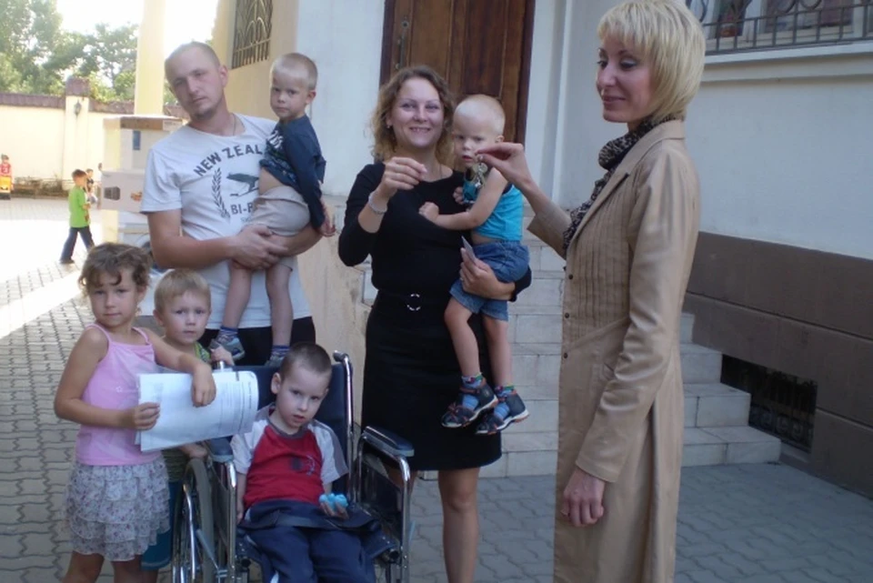 Волонтер Анна Печерина (справа) вручила многодетной матери Маргарите ключи от новой квартиры