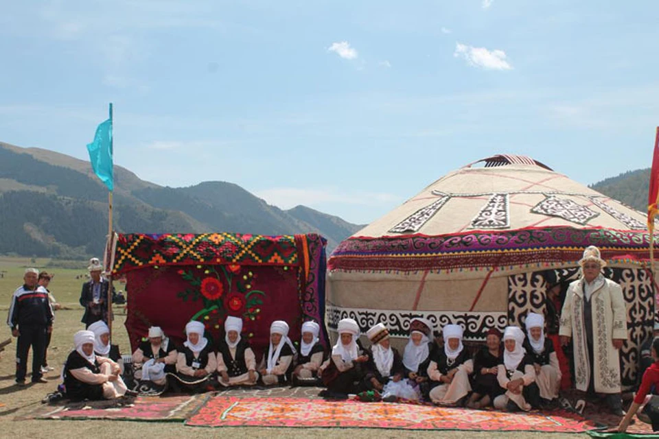 Что значит настоящее гостеприимство, кыргызский народ показал в этногородке. Фото: автора
