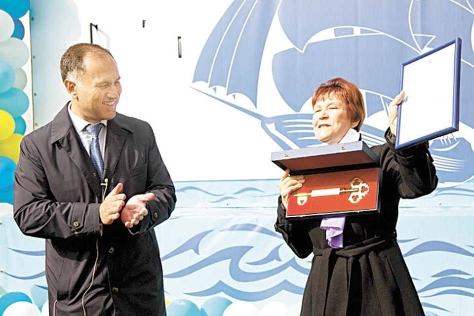 Вице-губернатор Марат Оганесян вручил символический ключ председателю ТСЖ ЖК «Бригантина» Людмиле Сударевой.