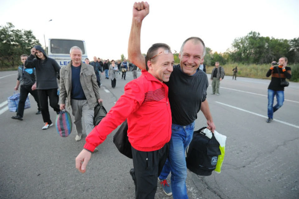 Освобожденные украинской стороной пленные не скрывали радости