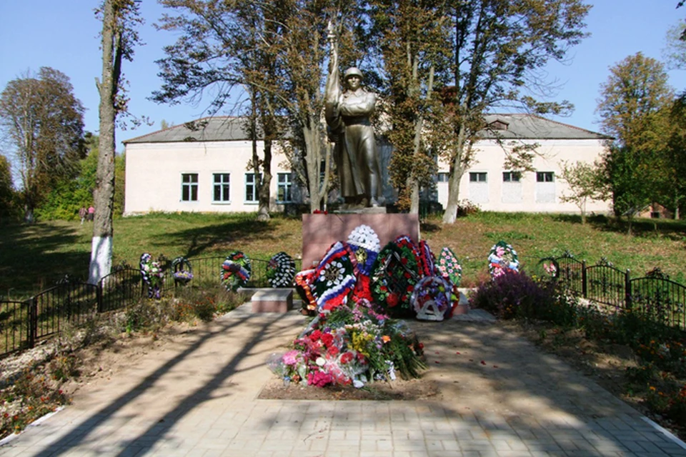 В селе Красная Слобода, что в Почепском районе перезахоронили останки 20 красноармейцев.