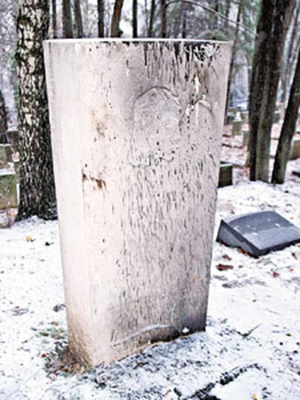 Надгробный камень обложили пластиковыми венками и подожгли...