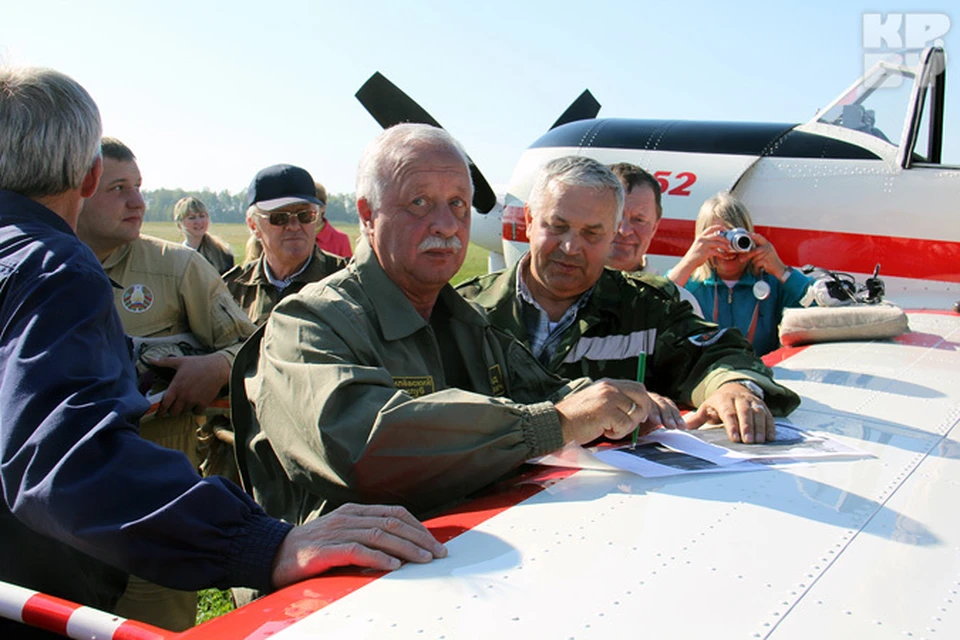 Перед премьерой Леонид Якубович облетел Могилев на самолете.