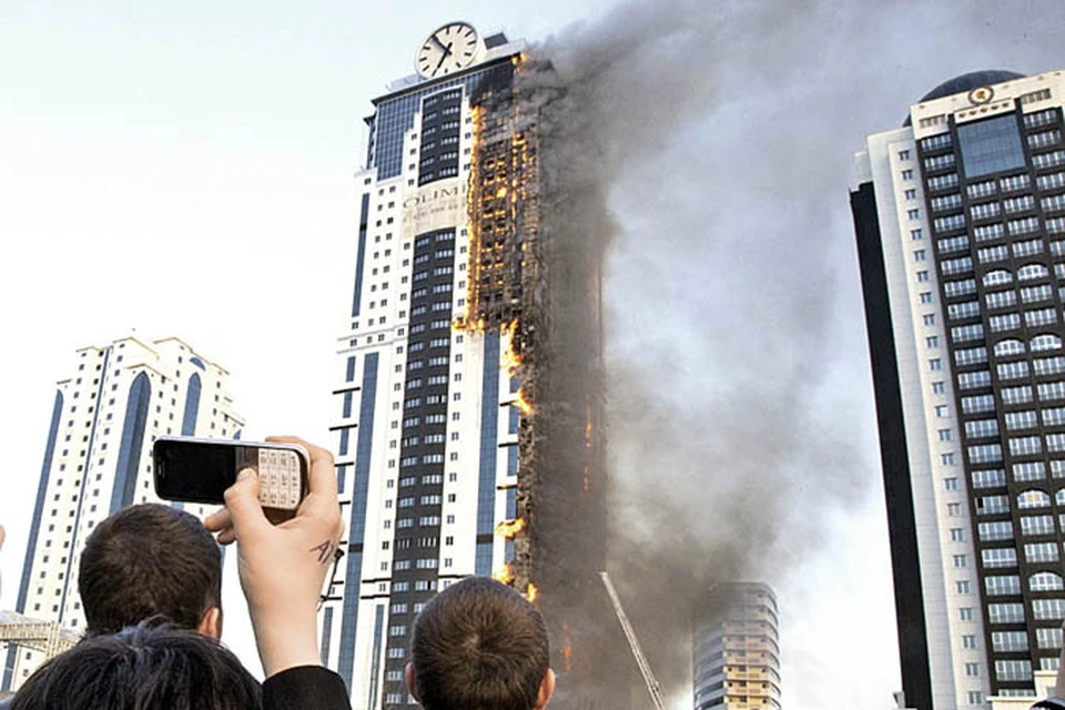 Прошлогодний пожар в Грозном: огонь быстро разнесся по фасаду на все 42 этажа здания. Фото: Елена ФИТКУЛИНА