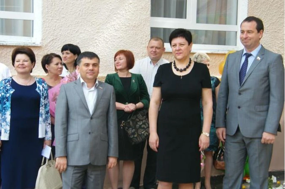 Николай Бондаренко (в белой рубашке на заднем фоне) проработал в должности первого зама администрации Железноводска всего семь месяцев