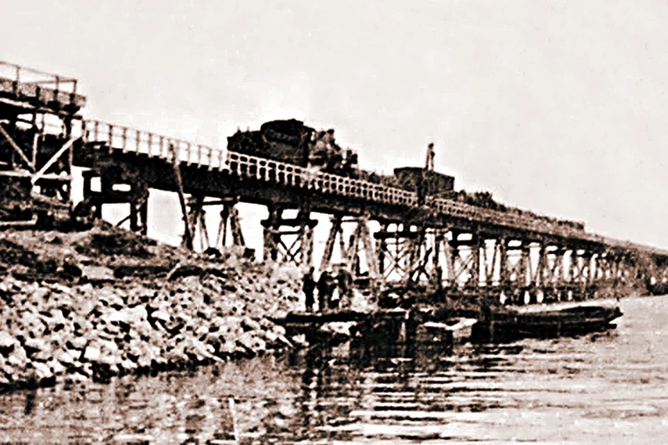 Так выглядел временный мост до того, как его снесло ледоходом. 1944 год. Фото: kerch-most.ru