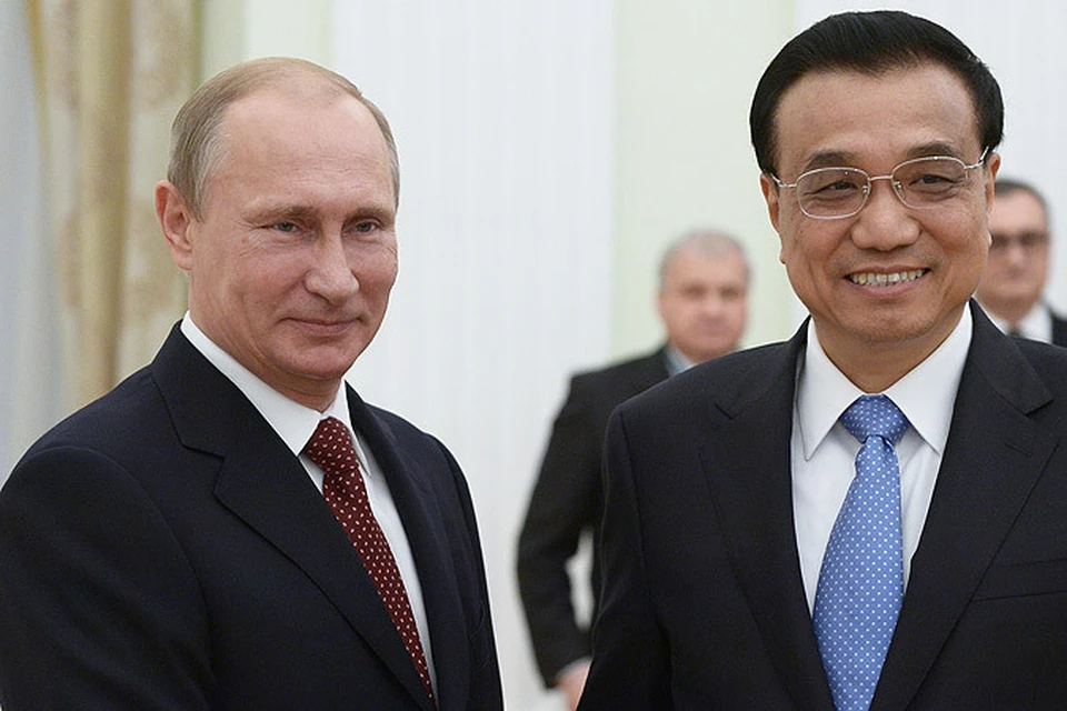 14 октября 2014. Президент России Владимир Путин (слева) и премьер Государственного совета Китайской Народной Республики Ли Кэцян во время встречи в Кремле.