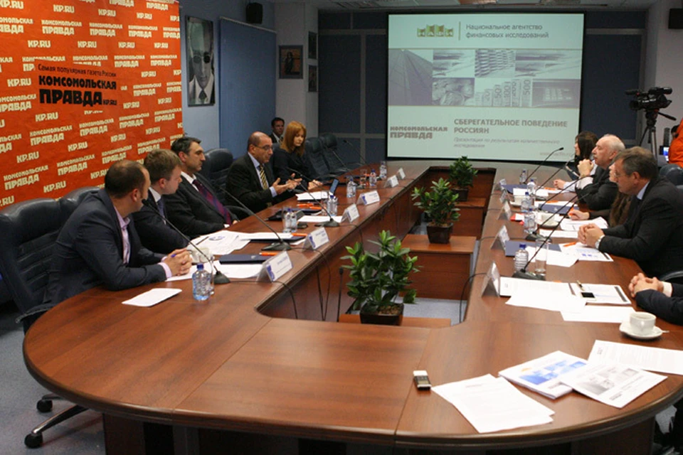 За "круглым столом в "Комсомолке" собрались представители министерств, депутаты, экономисты и банкиры