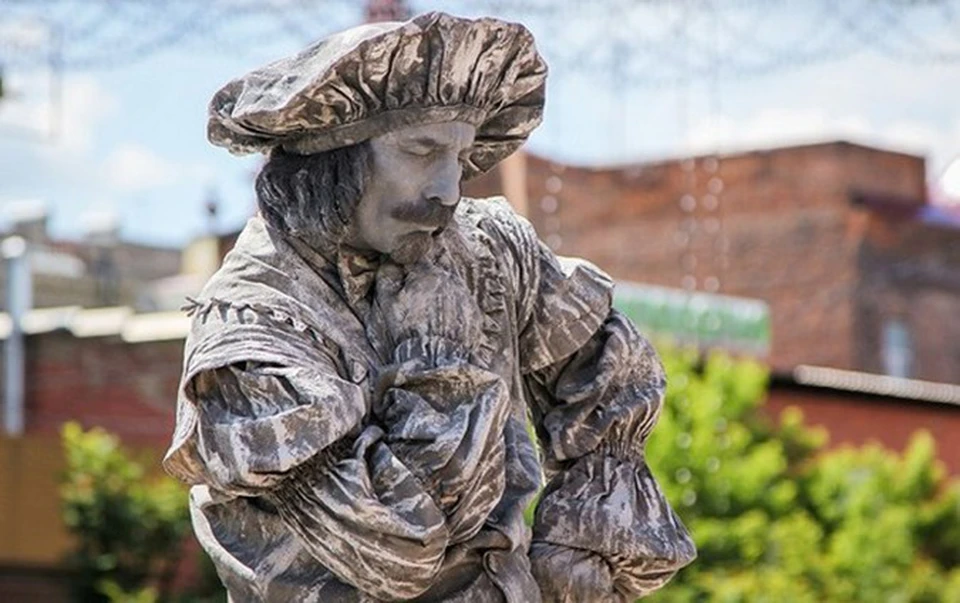 статуя мужчины. человек левитирует. путешественник скульптура бруно каталано. в петербурге памятник 19 век водовозу. мольтке статуи.