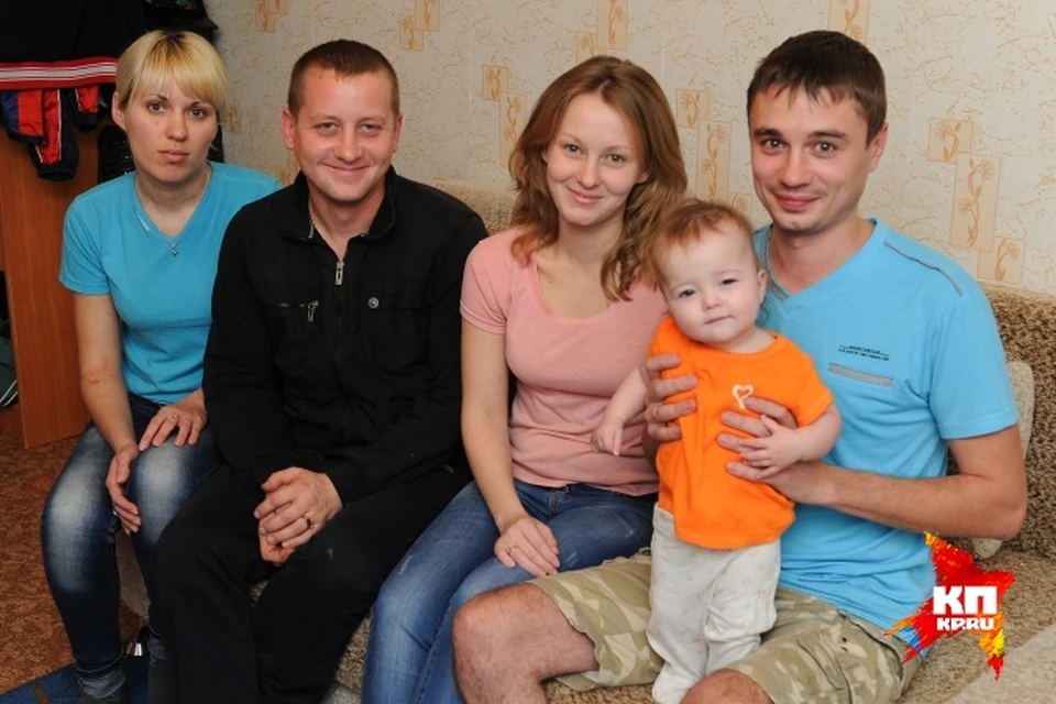 Летчик Даниил Сащенко и его жена Анечка (справа) приютили молодую пару с Украины.