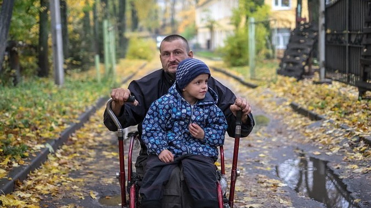 Отец-одиночка борется за сына с бедностью, инвалидностью и людской  жестокостью - KP.RU