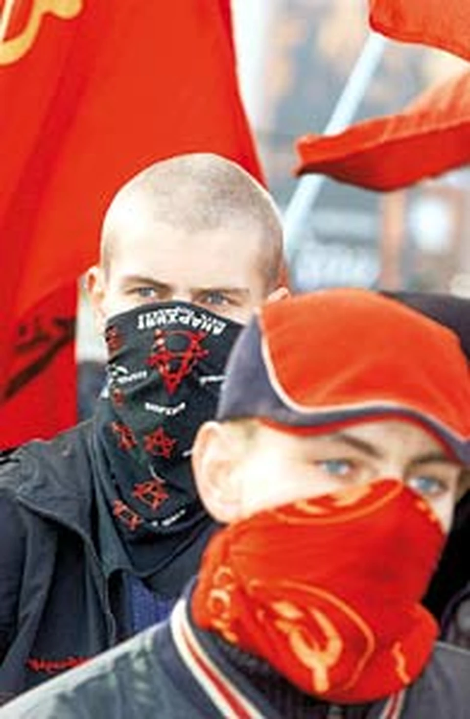 Они не зря закрывают лица. Молодые, наглые. И трусливые.