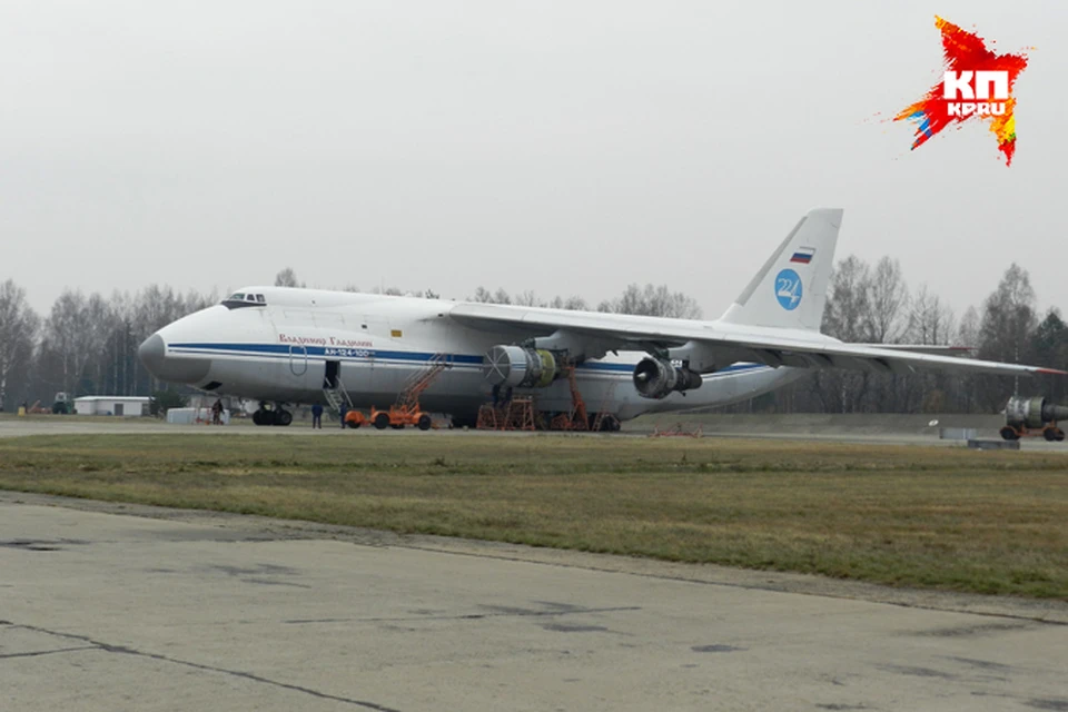 Тот самый Ан-124-100. Самый большой самолет в мире.