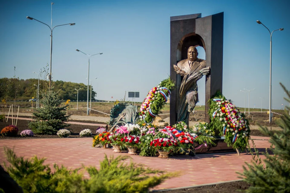 Памятник Герою России адмиралу Герману Угрюмову.