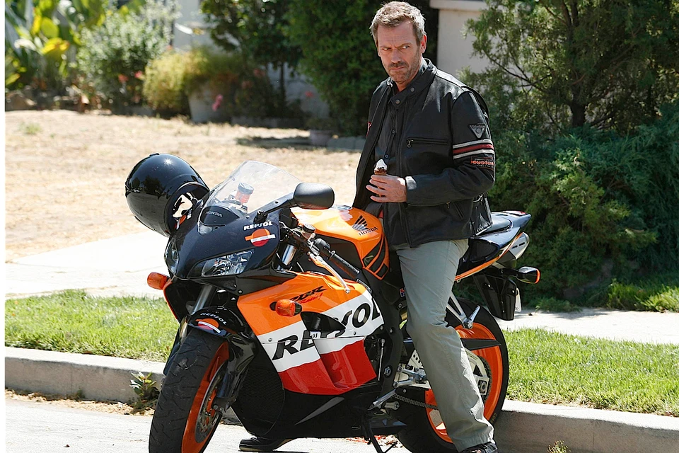 Мотоцикл добавил Грегори Хаусу не только уверенности, но и крутости!