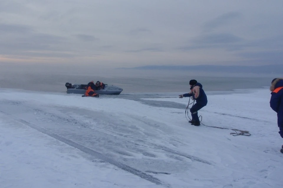 18 рыбаков сняли с отколовшейся льдины в Бурятии. Фото: пресс-служба ГУ МЧС Бурятии