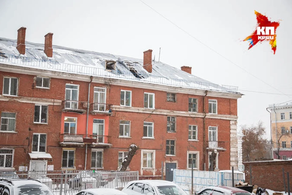 Владельцы квартир на последних этажах жалуются на то, что замерзают из-за дырявой кровли