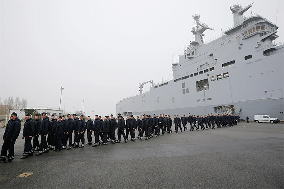 Франсуа Олланд заявил о решении приостановить передачу россиянам уже готового корабля класса "Мистраль"