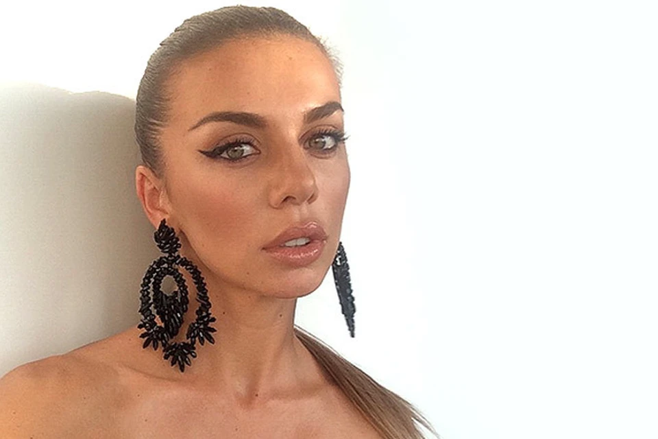 Анну Седокову критикуют за то, что певица слишком откровенно подчеркивает грудь