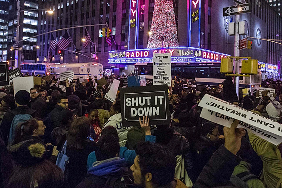 В итоге в среду тысячи жителей Нью-Йорка вновь вышли протестовать на улицы