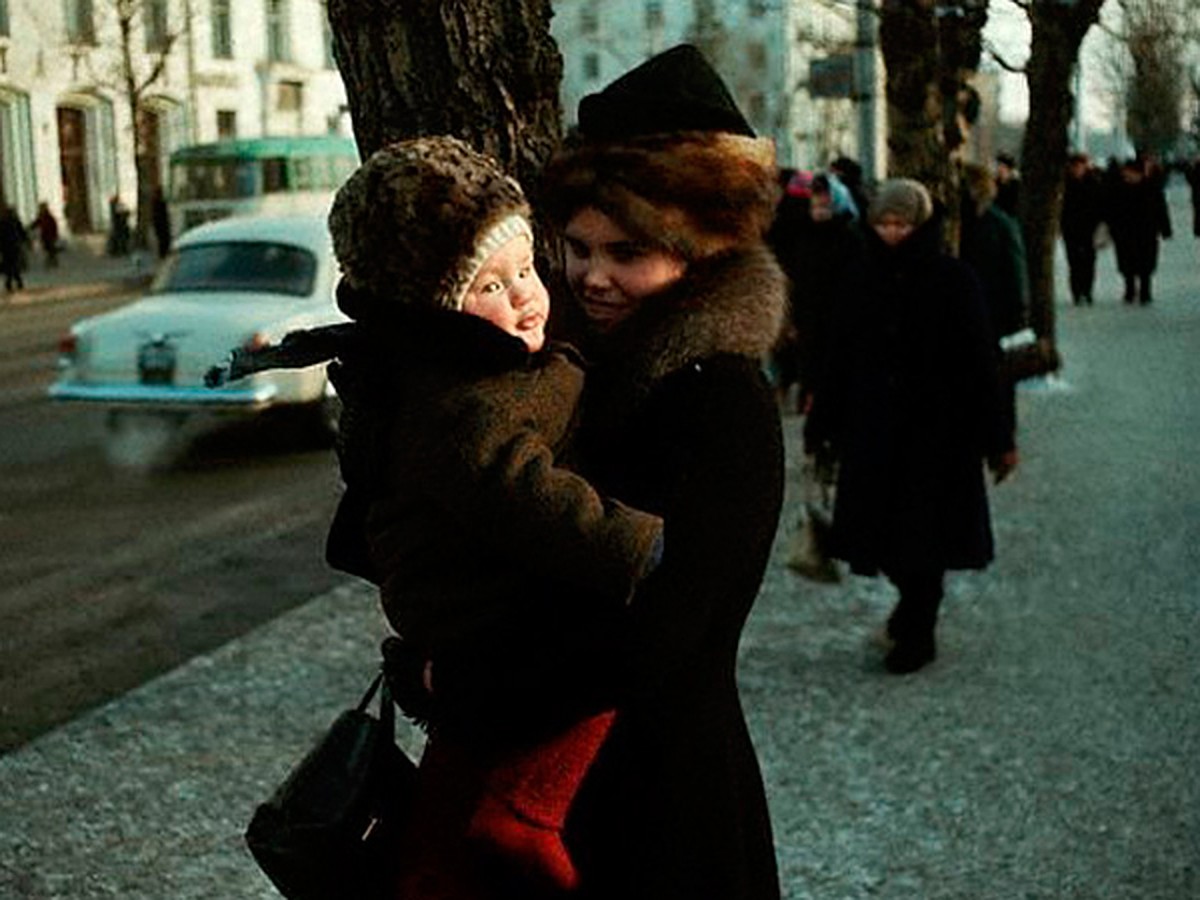 Советское время мам. Советские женщины зимой на улице. Женщина на улице с ребенком в СССР.
