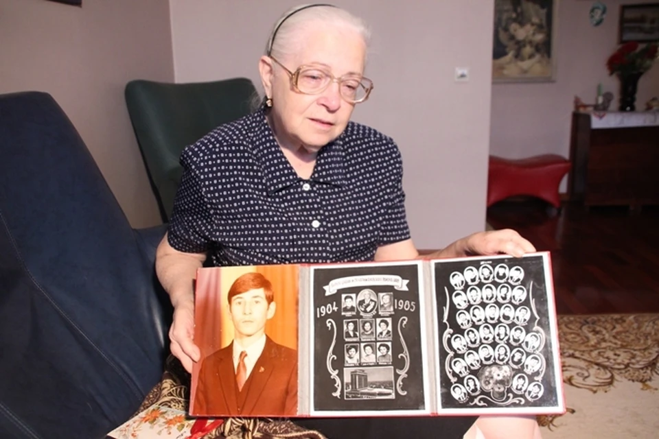 Мать бизнесмена — Людмила Полякова — показывает школьный альбом сына.