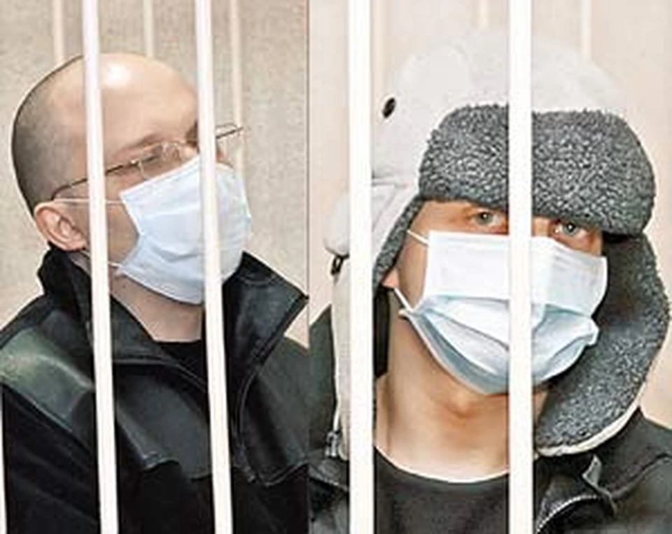 Во время оглашения приговора Михаил Васильев (слева) и Янис Полихраниди прятали лица за марлевыми повязками.