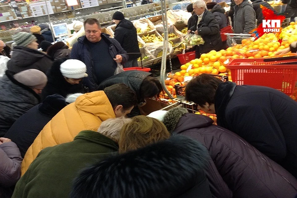 Толпы вокруг дешевой картошки в одном из гипермаркетов в Казани.