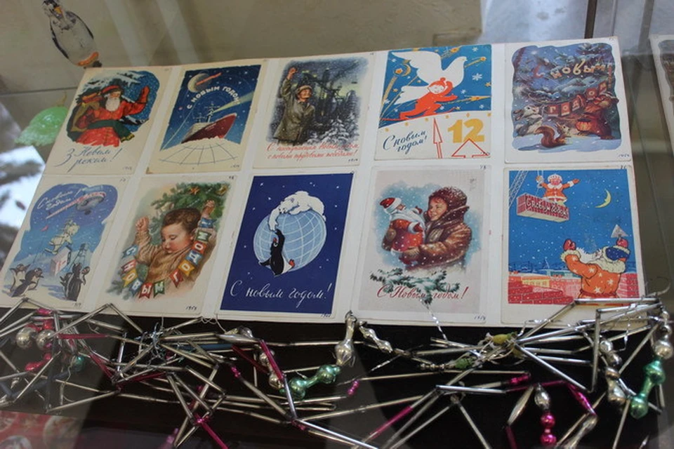 В смоленском историческом музее открылась выставка советских новогодних игрушек и открыток.
