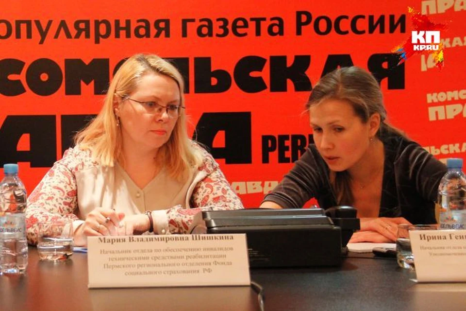 Ирина Цепенникова (справа) и Мария Шишкина разъяснили людям, обратившимся за помощью, их права.
