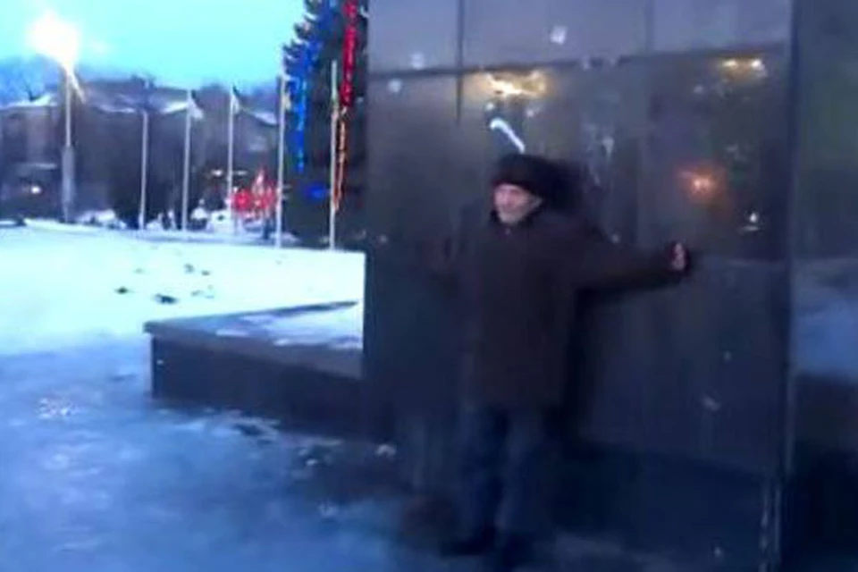 Постепенно темнеет, старик так и стоит крестом