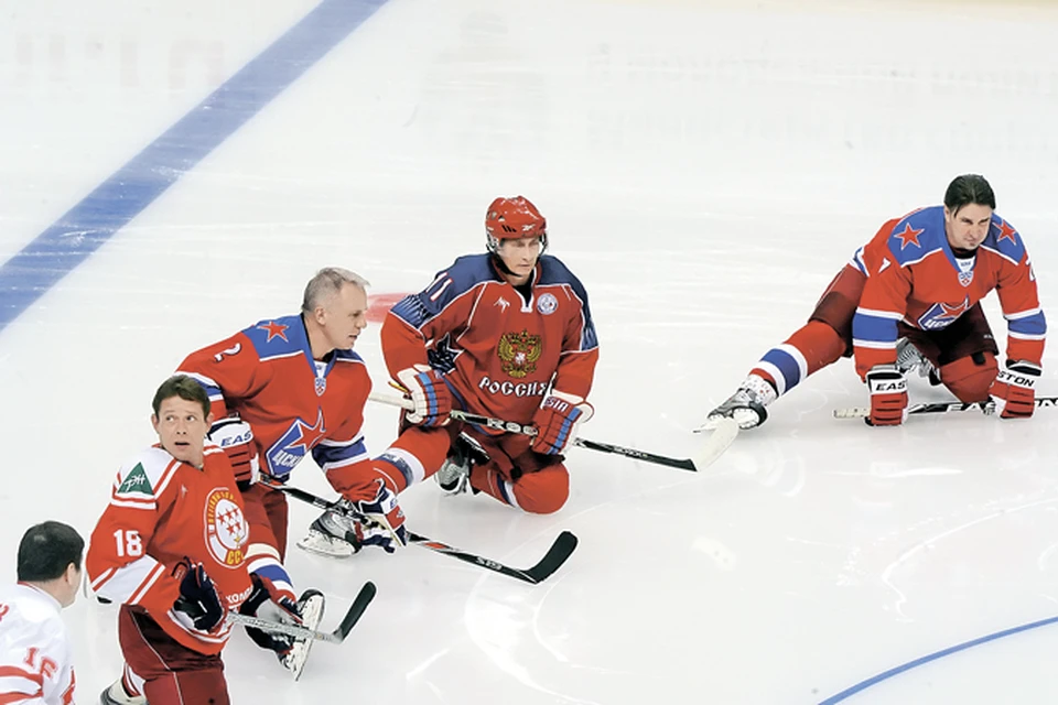 Вот оно, ударное звено Ночной хоккейной лиги (слева направо): Павел Буре, Вячеслав Фетисов, Владимир Путин и Алексей Касатонов.