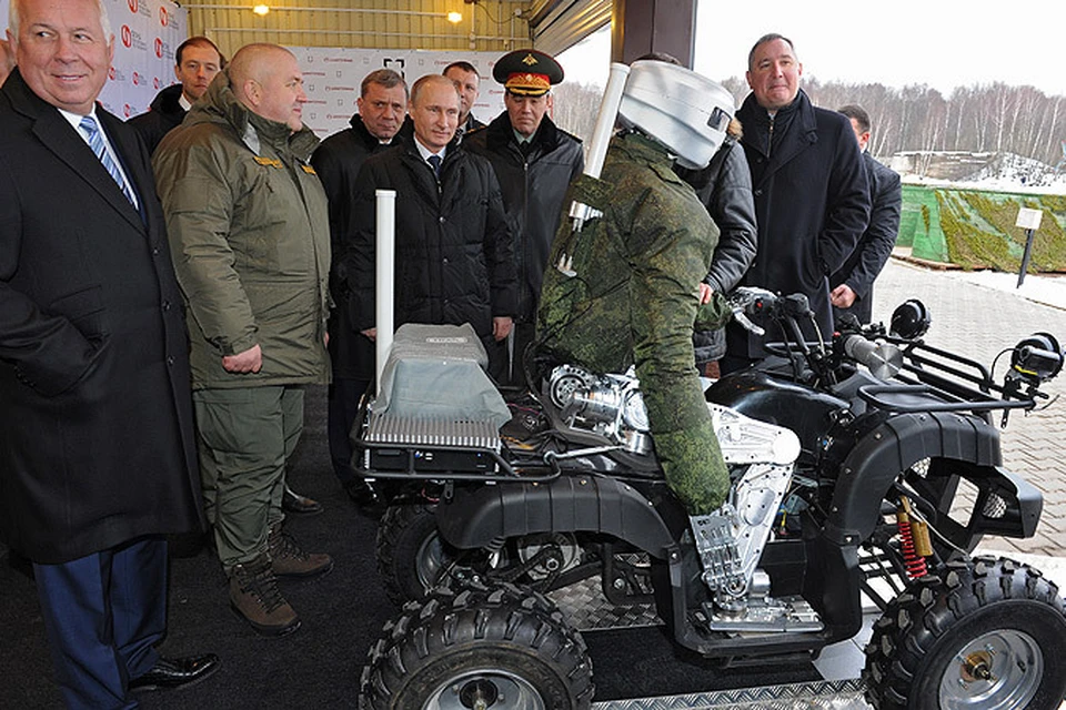 Президенту Путину показали робота-аватара, который сможет заменить солдат