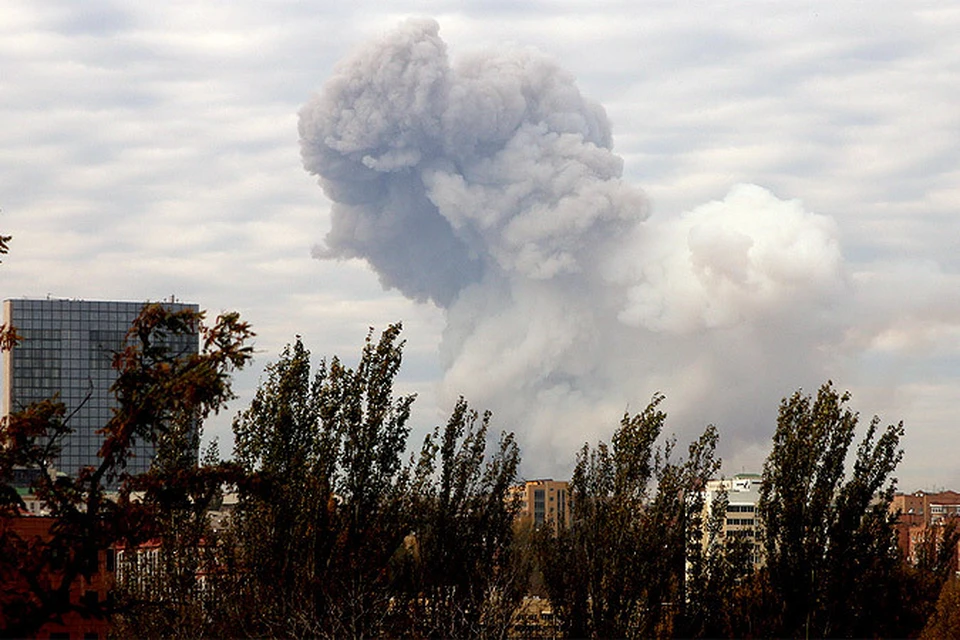 Вот такой "гриб" возник над Донецком после обстрела города ракетой "Точка У" в октябре 2014