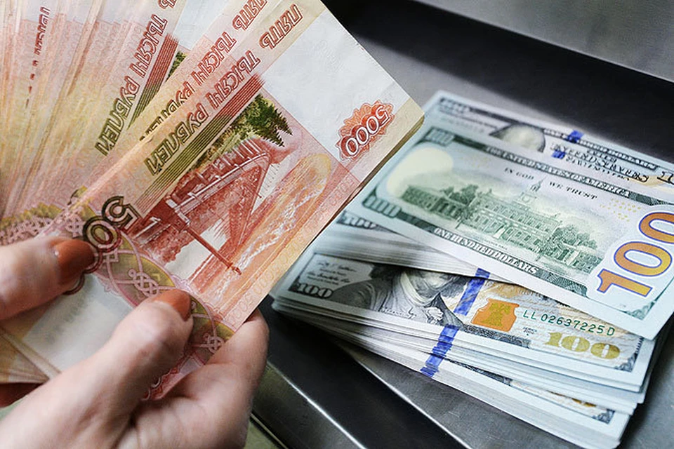 Рубль ослабел относительно доллара, но вырос относительно евро