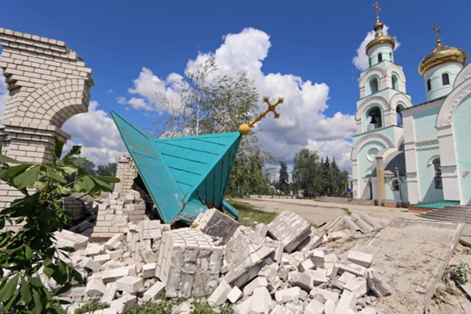 Разбитая часовня Храма Серафима Саровского в Славянске, разрушенной во время минометного обстрела украинской армии (июнь, 2014)