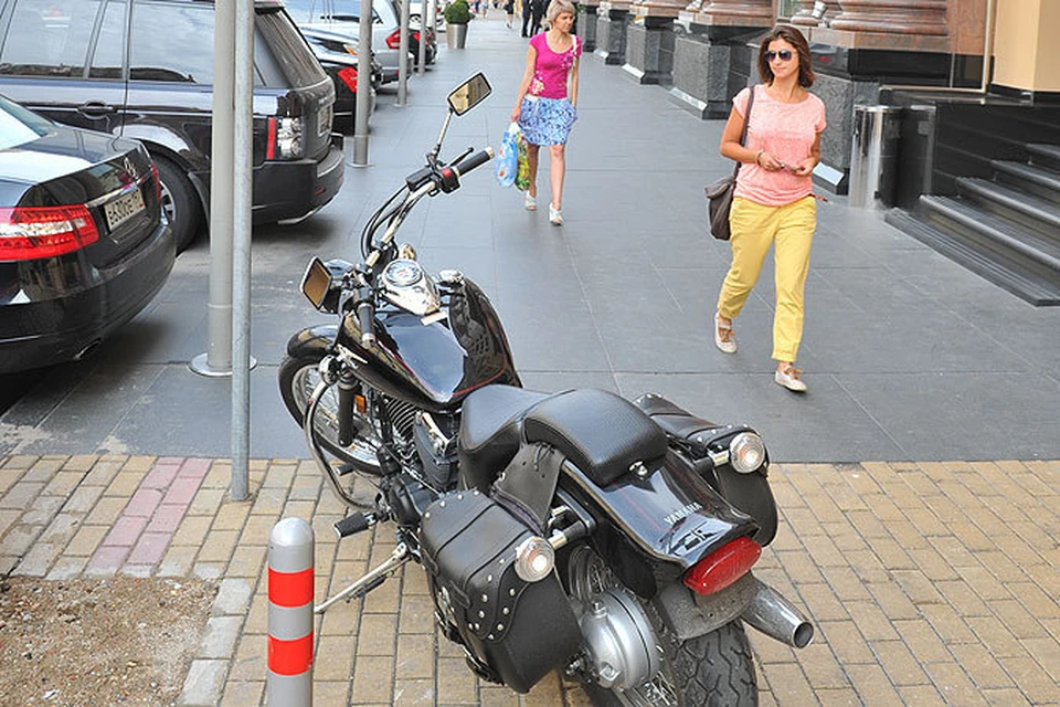 Можно ли парковать мотоцикл. Парковка для мотоцикла. Стоянка мотоциклов. Мотоцикл на тротуаре. Припаркованный мотоцикл.
