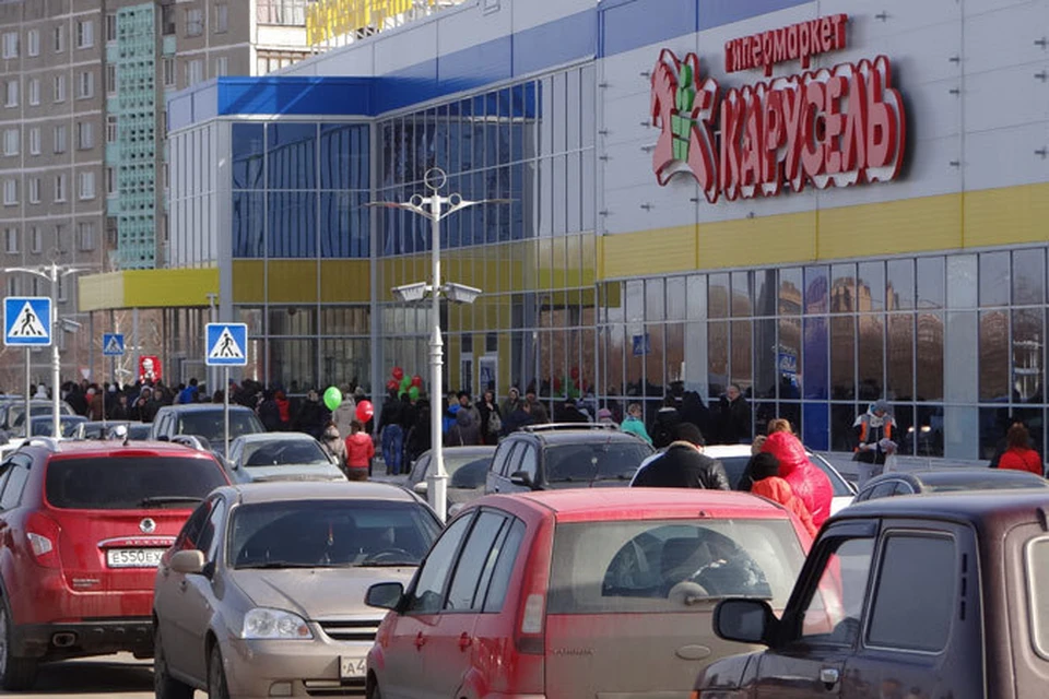 В день открытия "Карусели" на парковках не было свободных мест. Фото: Игорь ЗЕТИЛОВ