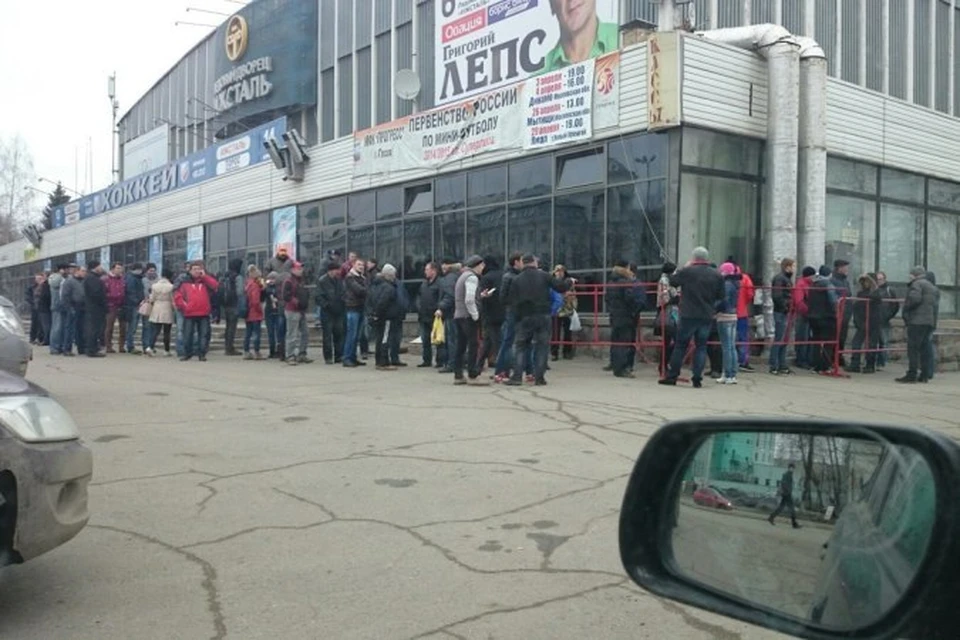 Ижевчане в очереди за билетами на матч «Ижсталь»-«Торос»: со вчерашней ночи приезжают люди с термосами и едой Фото: vk.com, Радио Адам