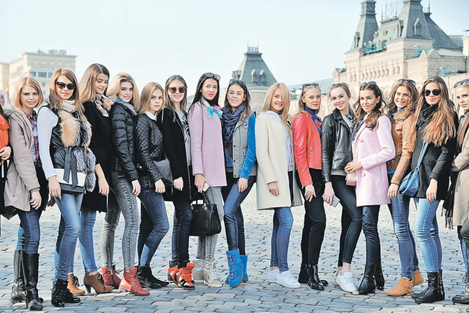Туристы и москвичи, оказавшиеся на Красной площади во время высадки десанта конкурсанток «Мисс Россия-2015», не знали,  куда смотреть: то ли на девушек, то ли на достопримечательности. Но выбирали живую красоту.