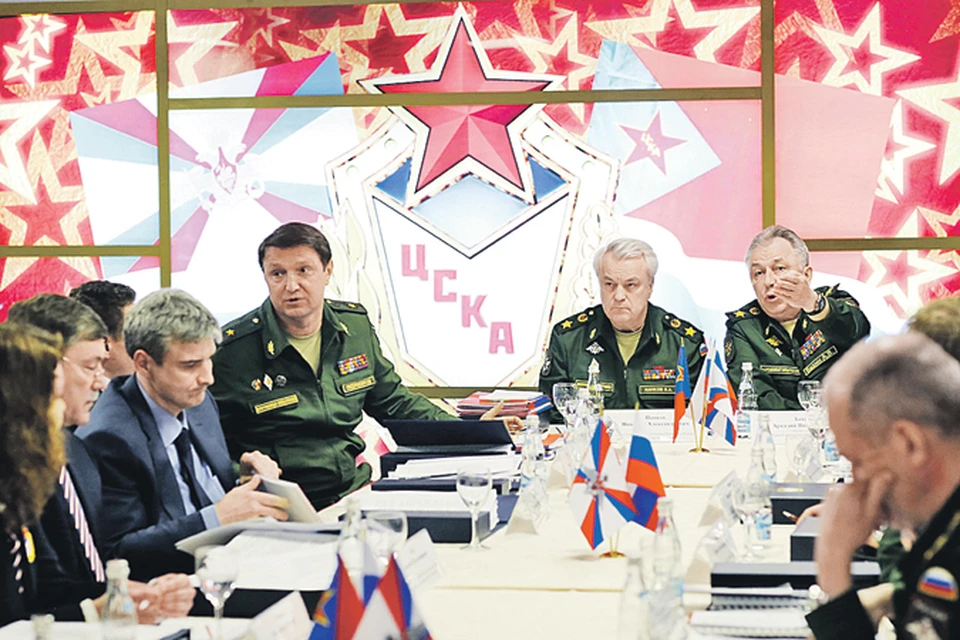 Николай Панков (в центре) считает, что структура управления армейского клуба требует новых идей и новых подходов. Фото: Андрей Луфт