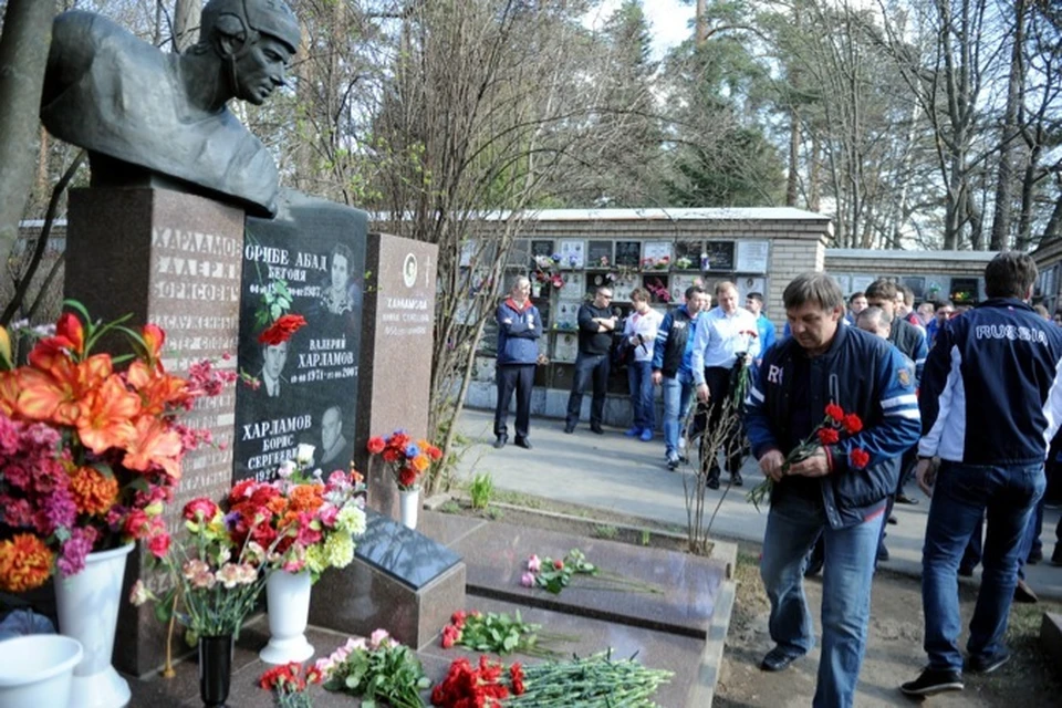 Олег Знарок возродил традицию приходить к Харламову на могилу.