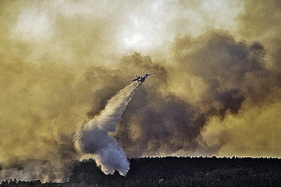 Украинские пожарные сражаются с огнем отчаянно, хотя с техникой у них туго.