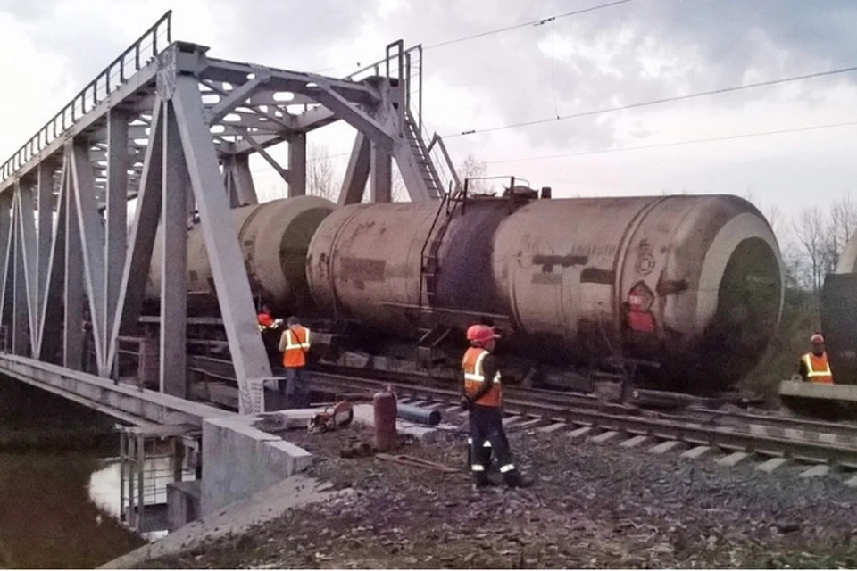 С пути сошло восемь цистерн.
Фото: УМЧС по Кировской области