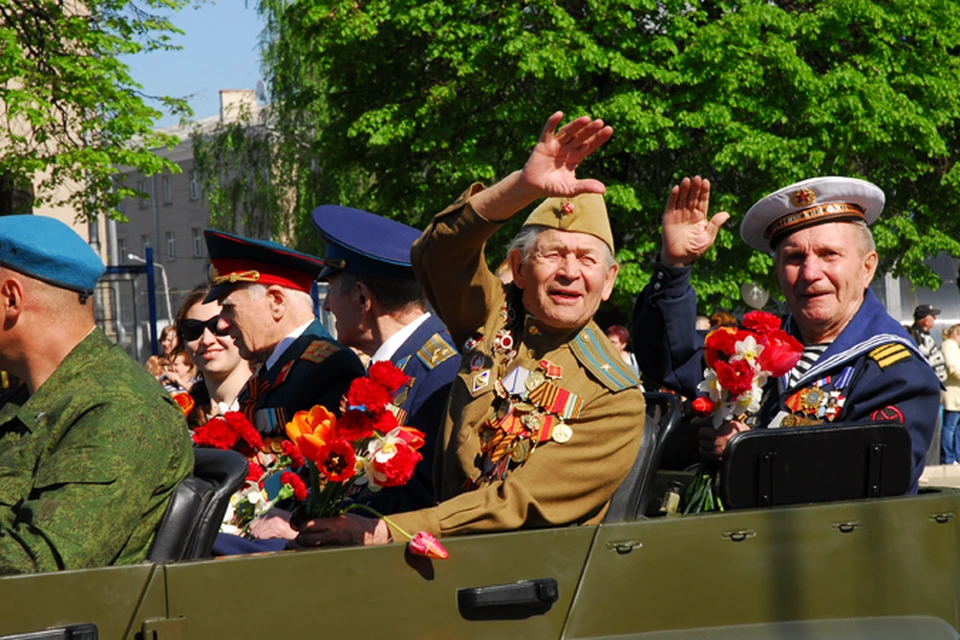 Главных героев праздника - фронтовиков - провезут по улицам городов на военных авто образца 1941-1945 годов