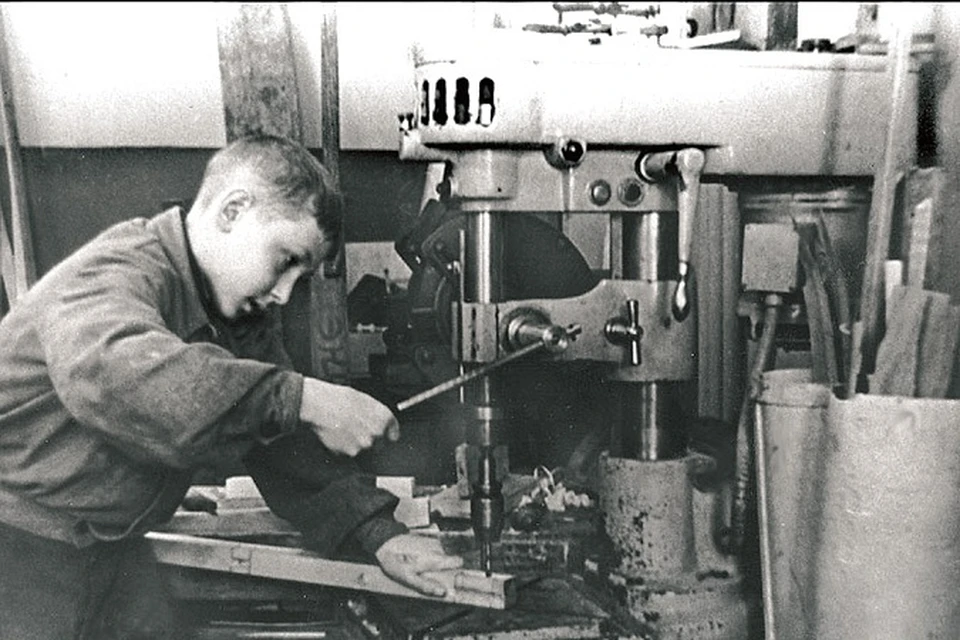 Для многих детей, мобилизованных на производство в 11 лет, приходилось подставлять ящики, чтобы до станков могли дотянуться.
