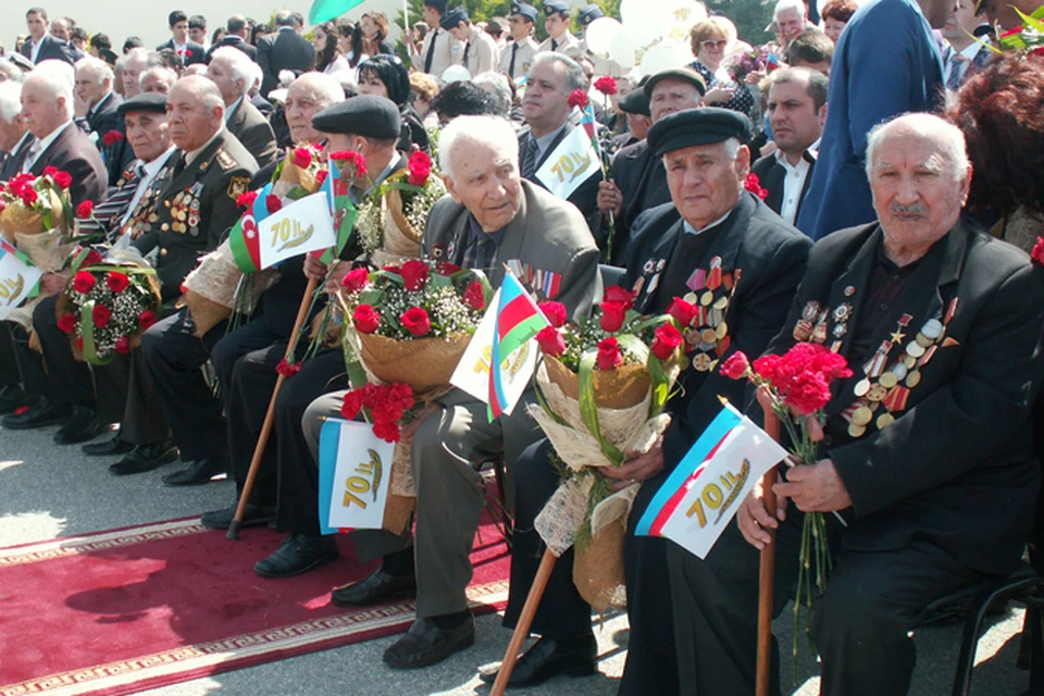 В Баку стар и млад почтили память погибших в Великой Отечественной войне