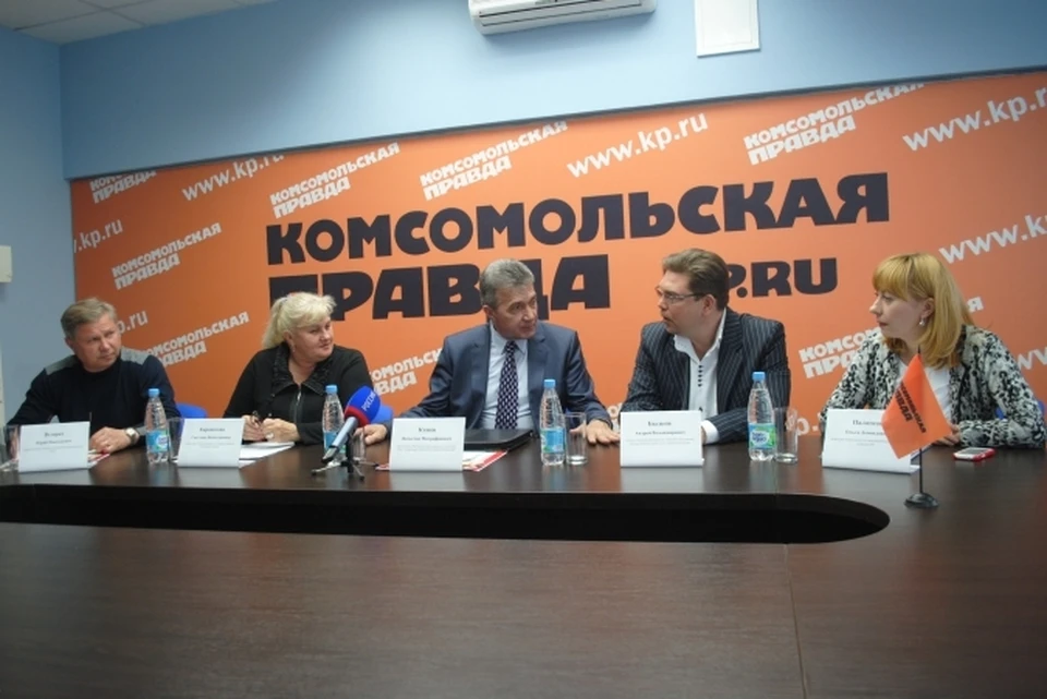 Слева направо: Юрий Везарко, Светлана Каракосова, Вячеслав Кущев, Андрей Былков, Ольга Палатная.